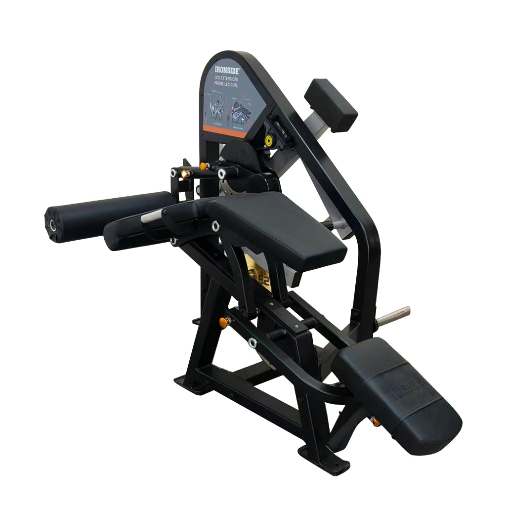 Máquina dual de piernas plate loaded con extensión y curl prono, estructura comercial, ajustes precisos y resistencia estable para gimnasios profesionales exigentes.