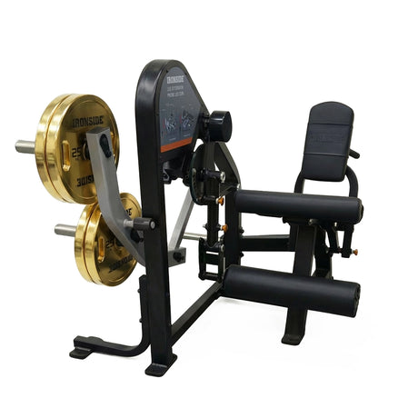 Máquina dual de piernas plate loaded con extensión y curl prono, estructura comercial, ajustes precisos y resistencia estable para gimnasios profesionales exigentes.