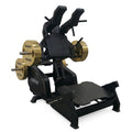 V-squat plate loaded comercial con trayectoria guiada, enfoque en glúteos y cuádriceps, bajo impacto articular y estructura estable para uso intensivo.