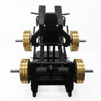 V-squat plate loaded comercial con trayectoria guiada, enfoque en glúteos y cuádriceps, bajo impacto articular y estructura estable para uso intensivo.