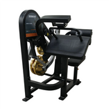 Extensión de tríceps plate loaded con ajustes múltiples, resistencia manipulable y estructura comercial estable para entrenamientos seguros y progresivos.